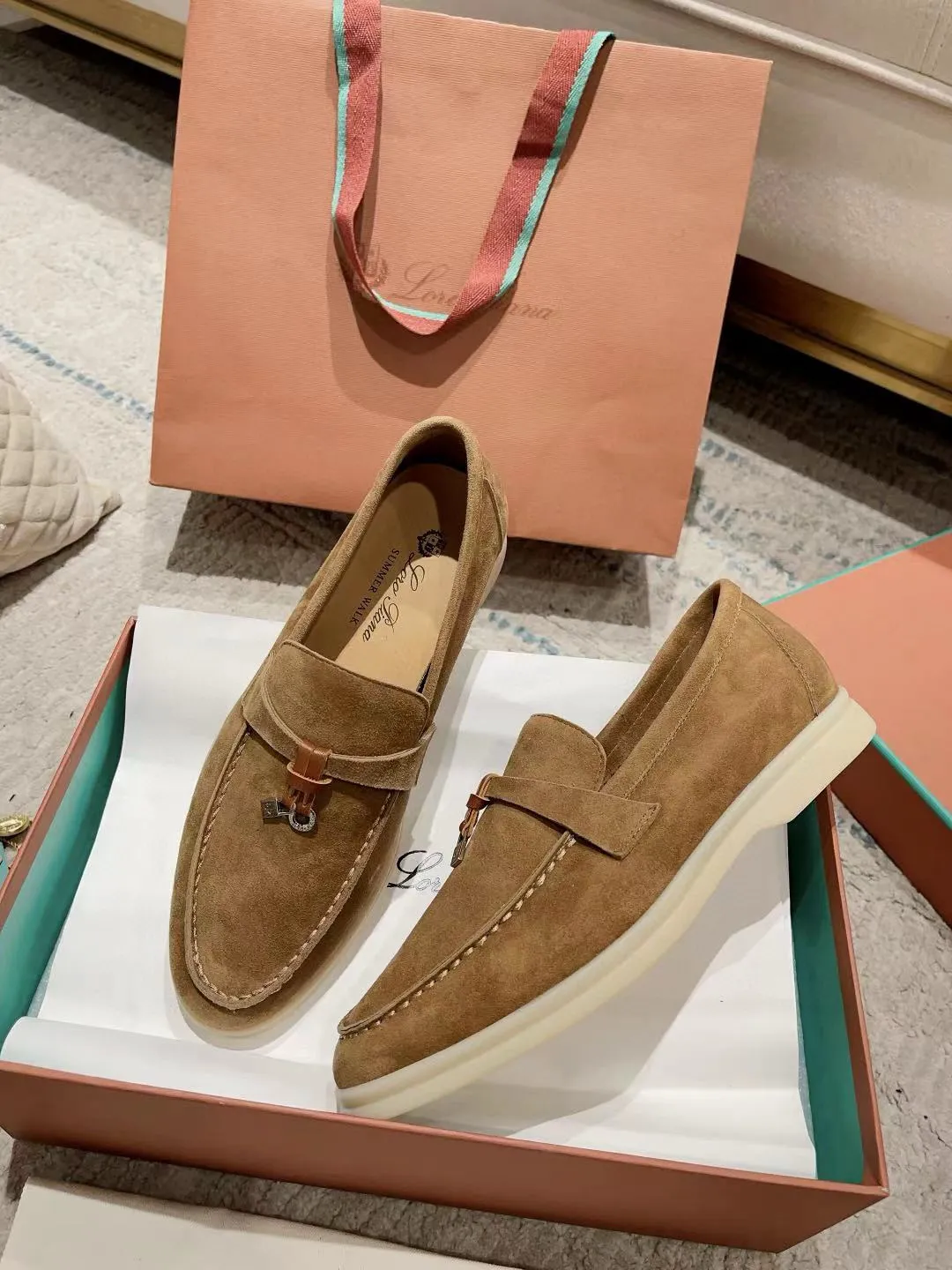Factory price: 520💰4050 new color. Original purchase, 1⃣️: 1⃣️ folded and developed, Loro Piana professional model to try on feet, quality purchase level, flash sale of common products on the market, welcome to compare, original packaging. Fabric: Imported from Italy🐑High mercerized shearling, Lining: Hand-sewn mark thread in water-dyed cowhide imported from Italy🧵, high-end and elegant. Comfortable on the feet. Size: Women's 35-42 (41, 42) customized, non-returnable, men's 38-45 (46, 47, 48) customized, non-refundable. Fashionable boutiques that you can’t miss, a must-have item